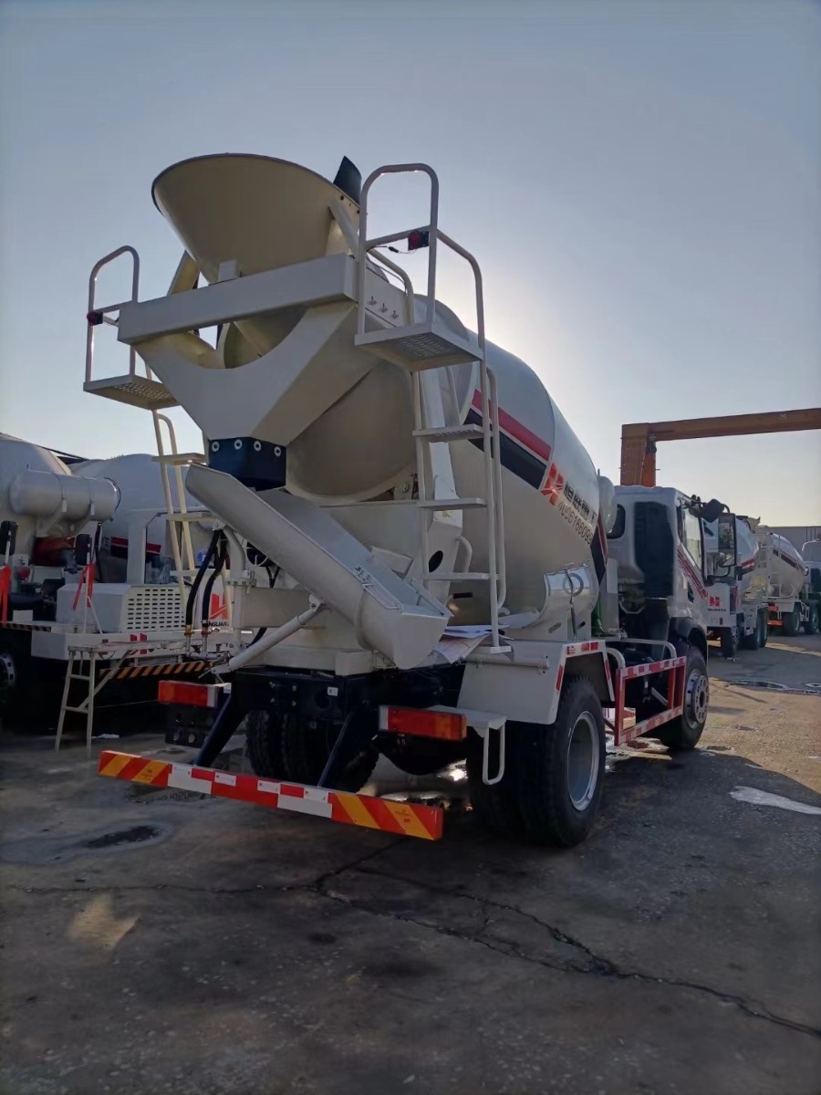 混凝土攪拌車剎車時要注意哪些事項(xiàng)